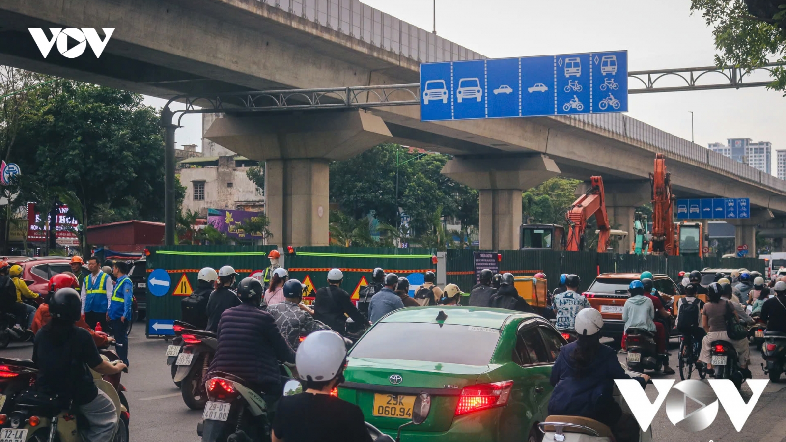 Hà Nội: Rào chắn khắp nơi, giao thông chật vật