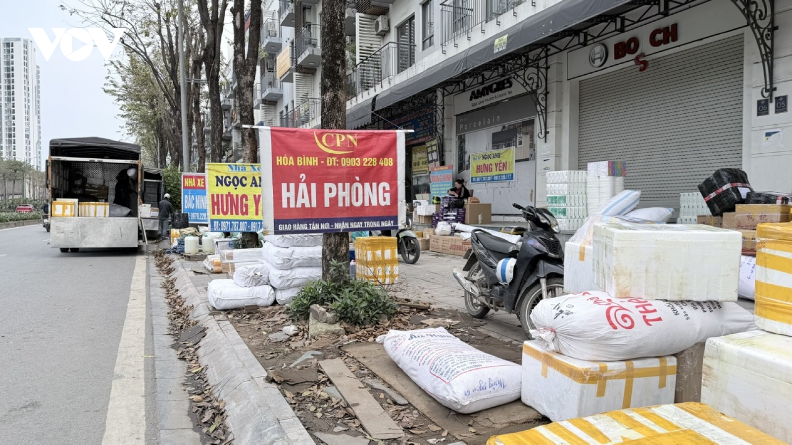 Xử lý “bắt cóc bỏ đĩa”, xe tải Hà Nội lại lập bến trên đường "như nấm mọc sau mưa"