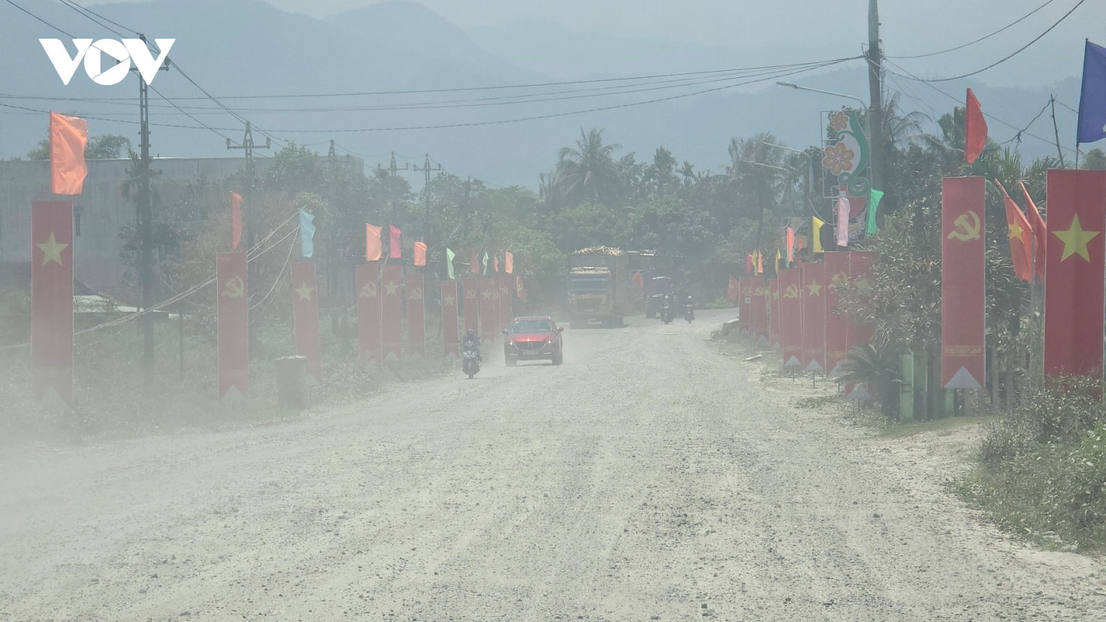 Hơn 3 năm thi công, Quốc lộ 14E ngổn ngang, dân sống trong bụi và bất an