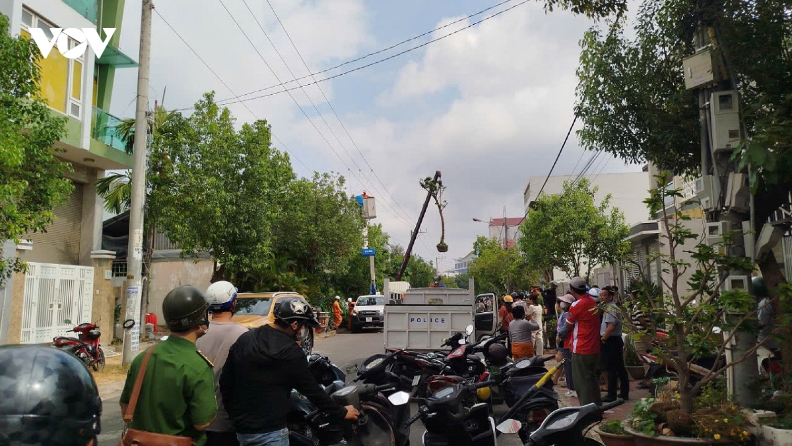 Xe cẩu cây nghi chạm vào đường dây điện, tài xế tử vong