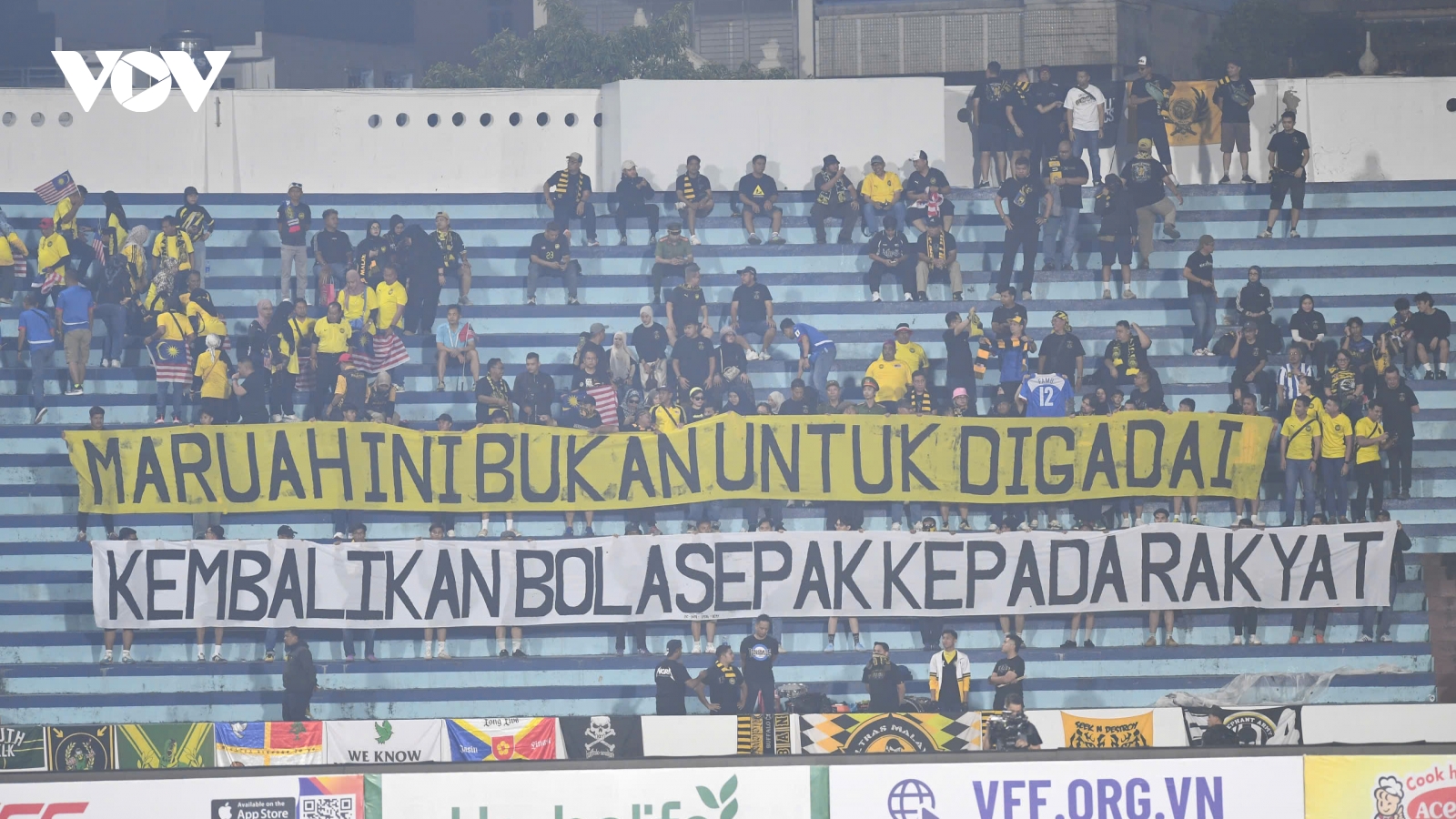 CĐV Malaysia gửi thông điệp đầy ẩn ý tới FAM trên sân vận động Thiên Trường