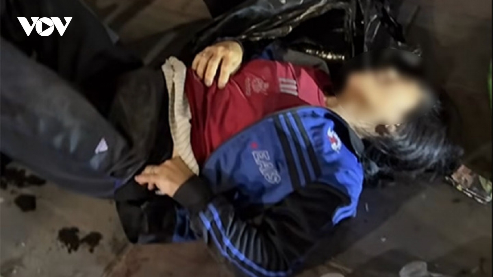 Truy tìm ô tô lao lên vỉa hè, tông gãy chân người phụ nữ rồi bỏ chạy