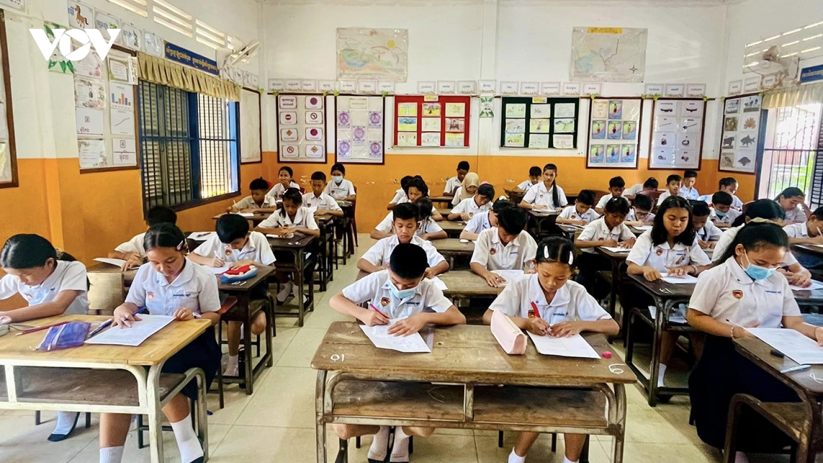Campuchia cấm học sinh sử dụng điện thoại di động trong trường học
