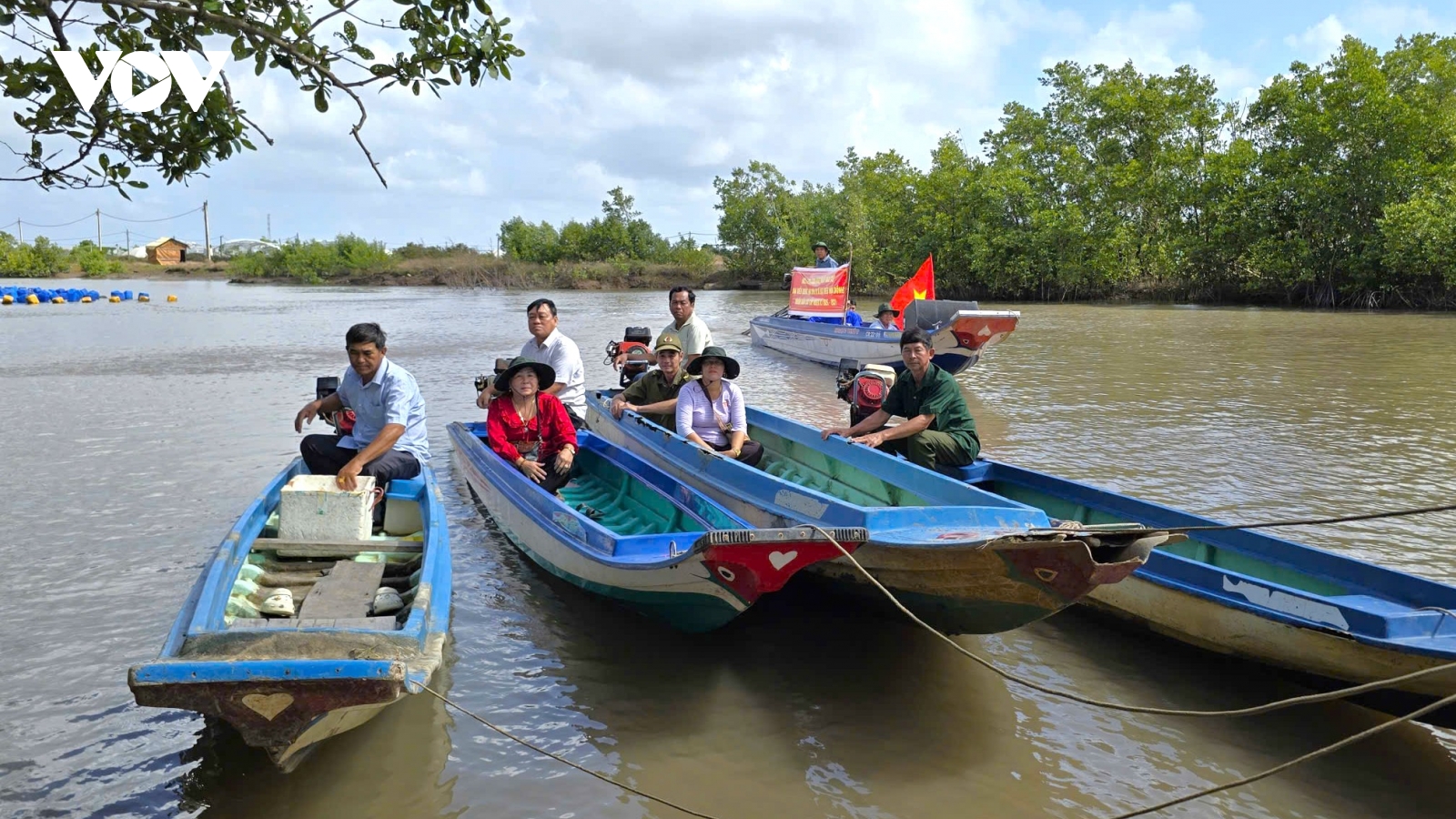Lênh đênh sông nước mang thông tin bầu cử đến người dân