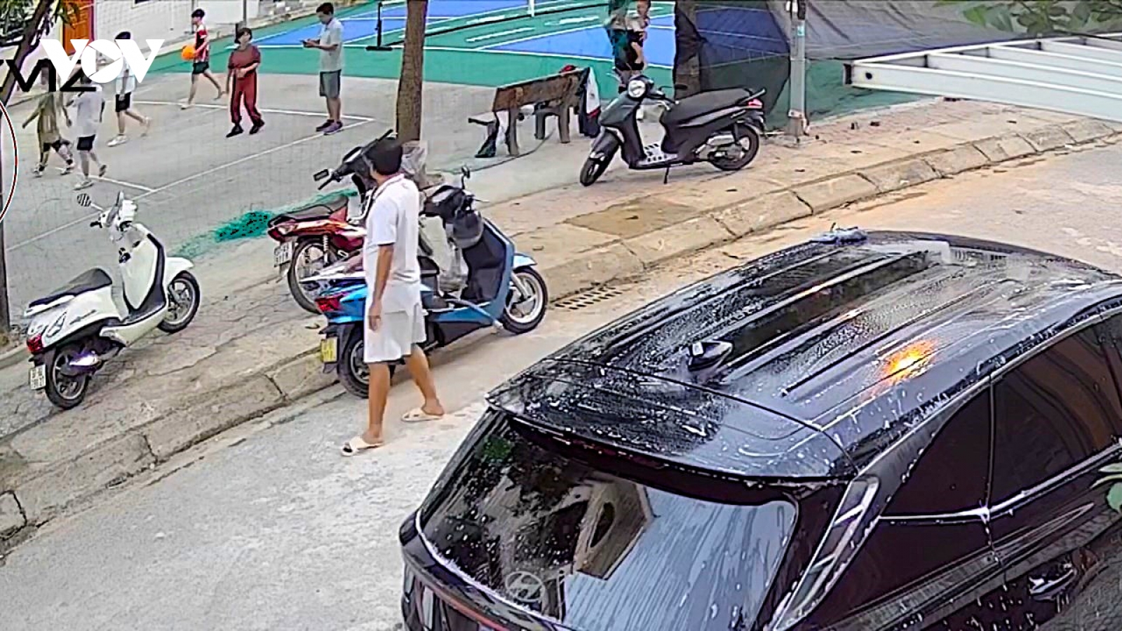 Đang dạo cùng con, bác sĩ kịp thời cứu sống người đàn ông ngã quỵ trên sân bóng