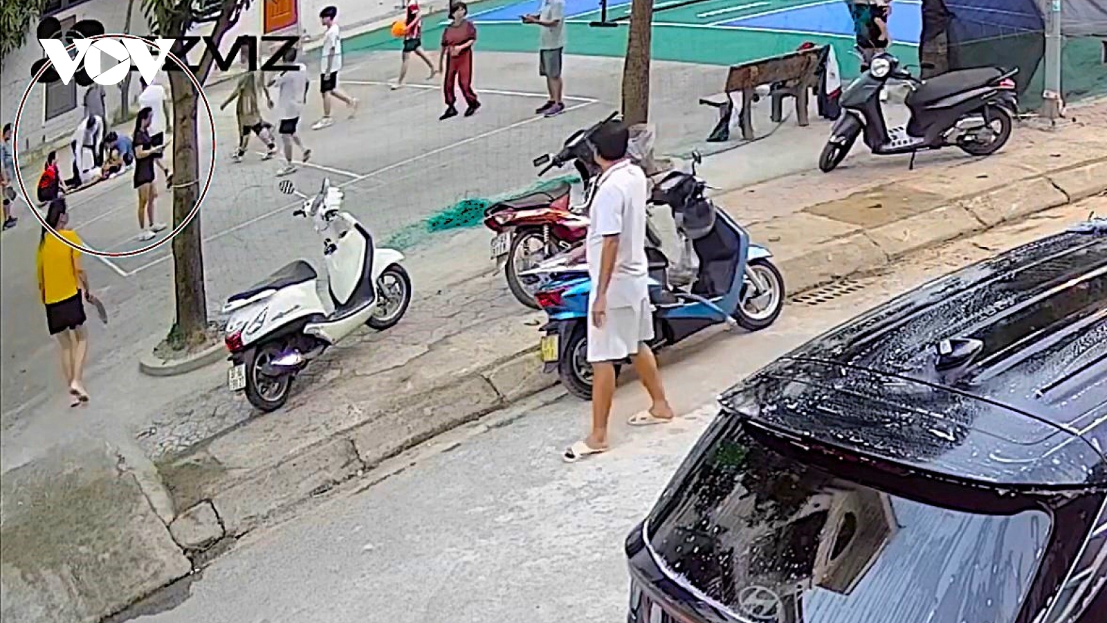 Tặng giấy khen 2 bác sĩ cứu người ngã quỵ tại sân thể thao