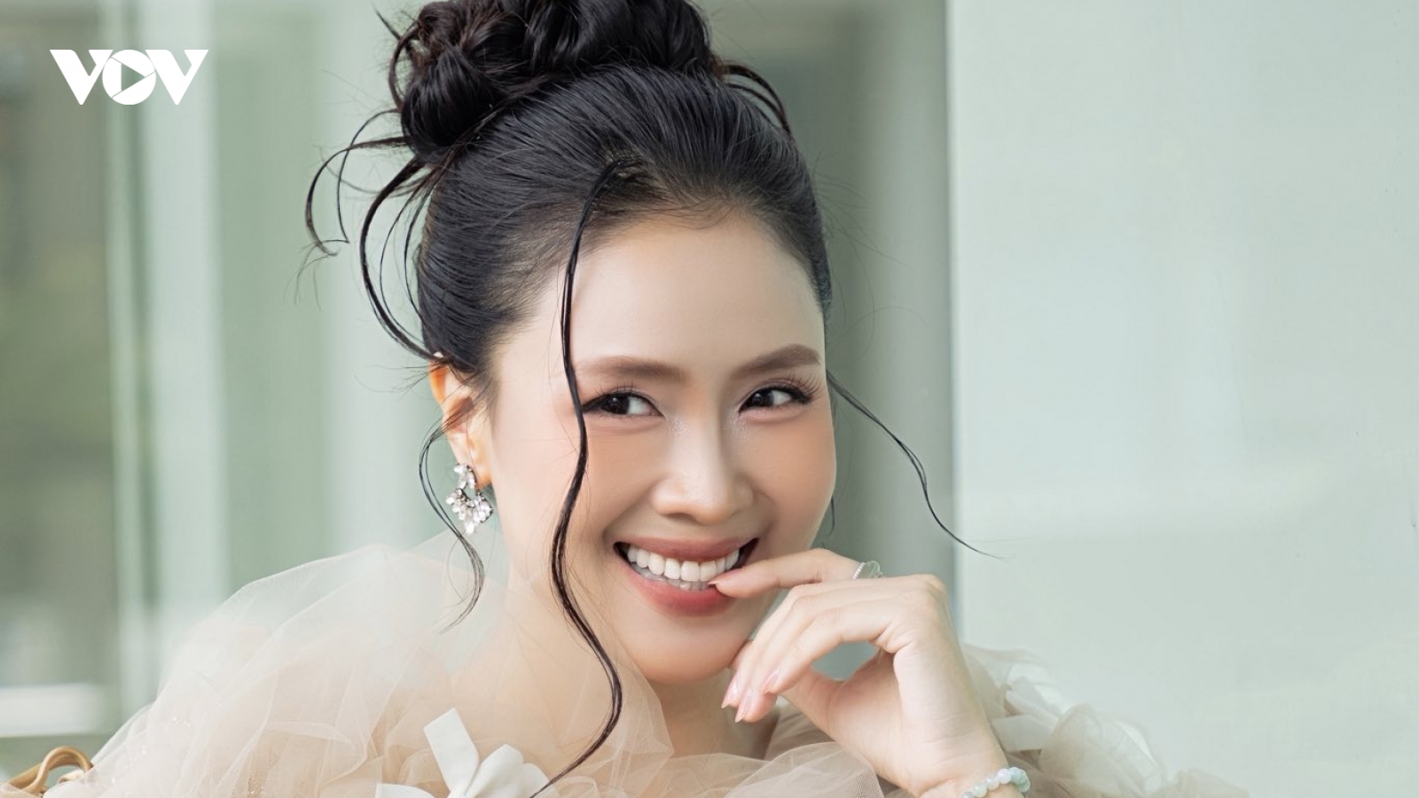 Sao Việt 26/3: Hồng Diễm khoe nhan sắc trẻ trung ở tuổi 43