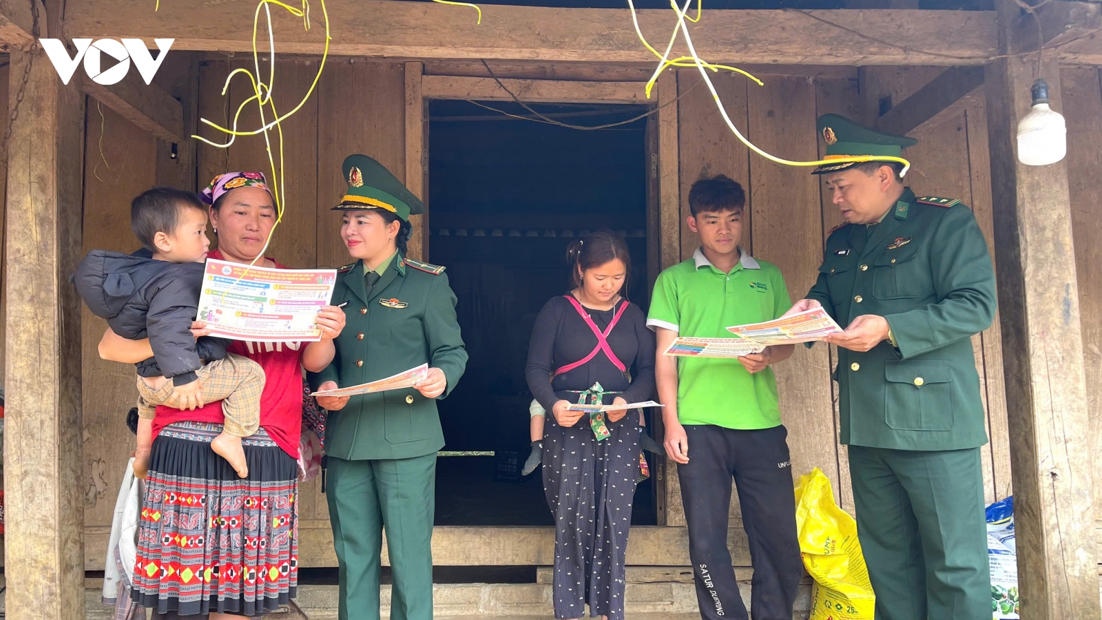 Cận ngày bầu cử, Bộ đội Biên phòng Sơn La lên nương, xuống bản để tuyên truyền