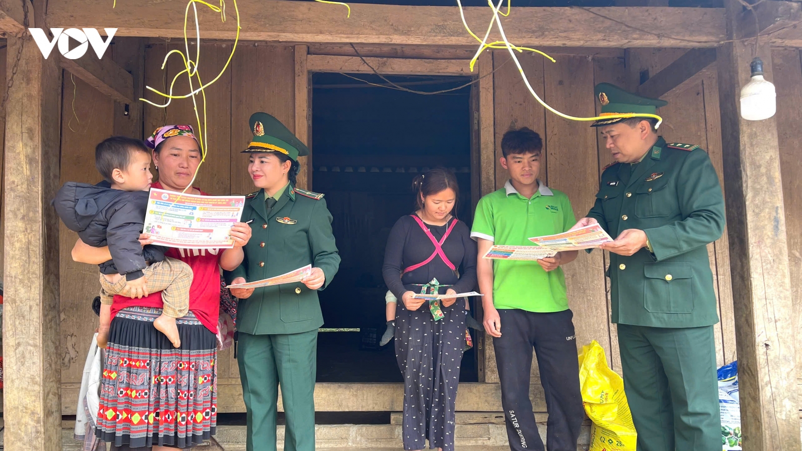 Cận ngày bầu cử, Bộ đội Biên phòng Sơn La lên nương, xuống bản để tuyên truyền
