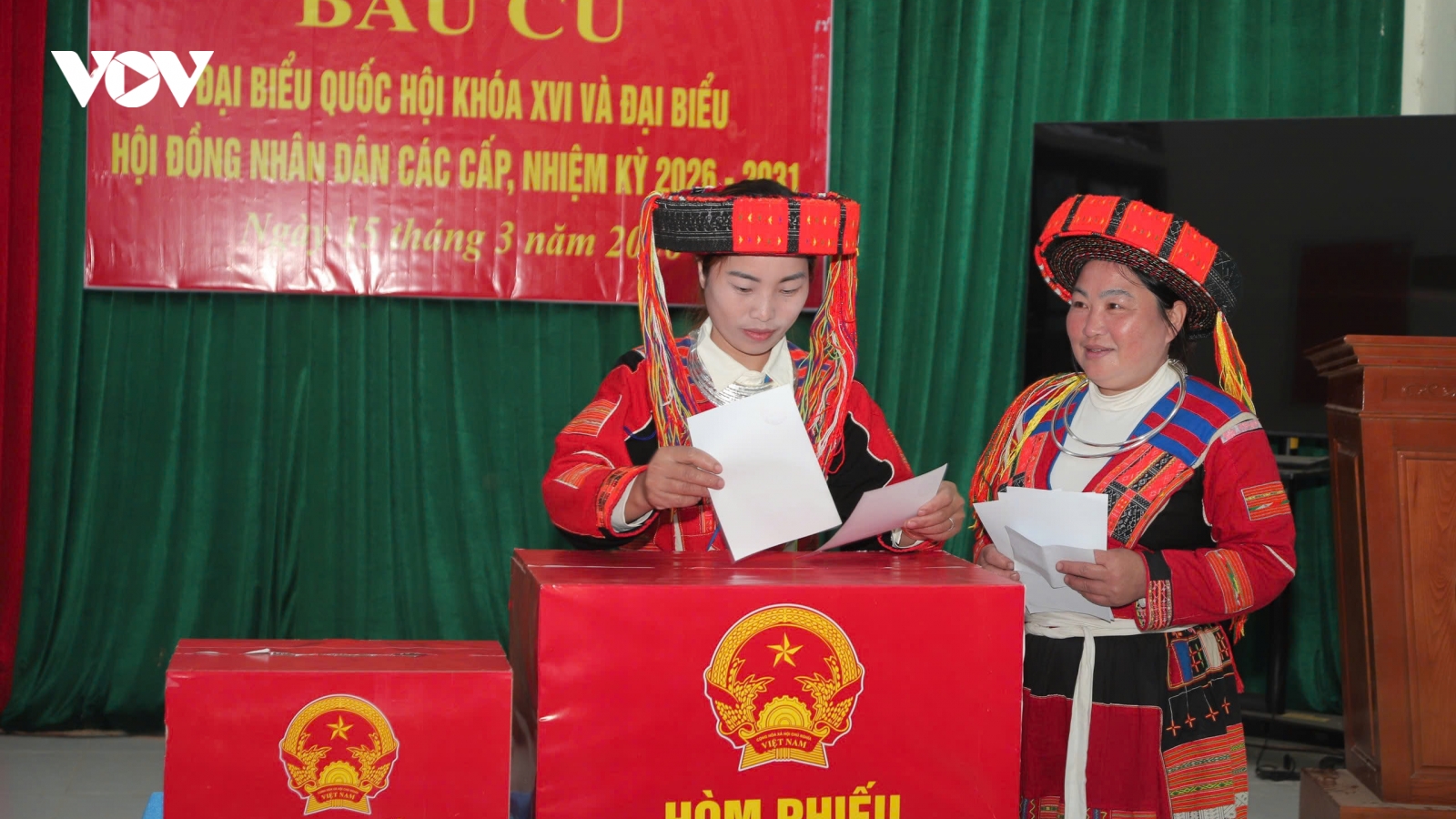 Đồng bào vùng cao Hà Giang cũ vượt núi đi bỏ phiếu mong chọn được đại biểu vì dân
