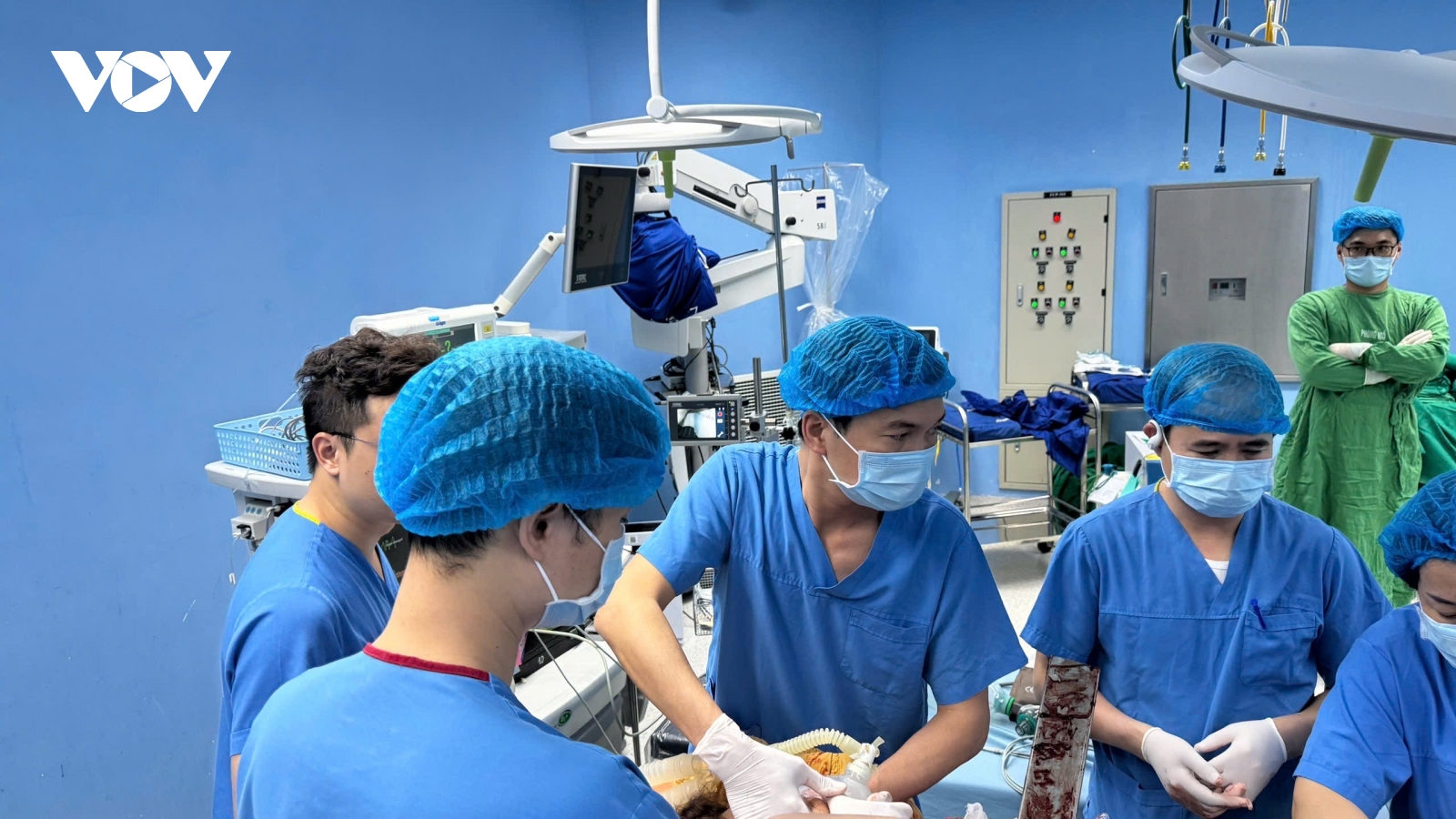 Cứu chữa thanh niên bị thanh kim loại xuyên qua ngực sau vụ tai nạn giao thông