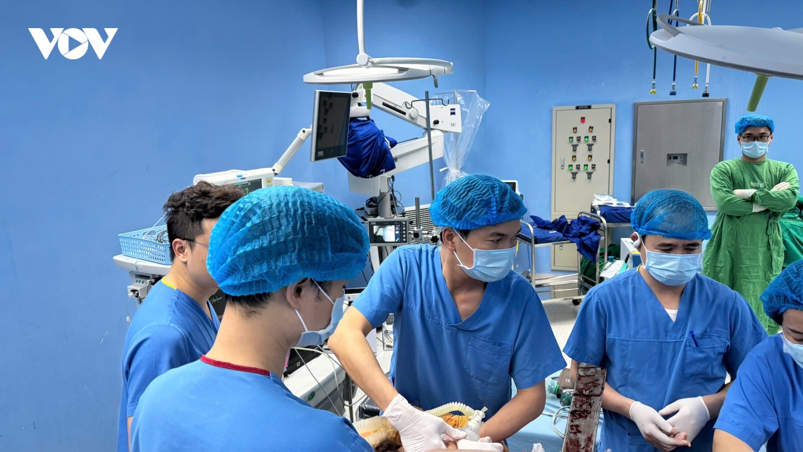 Cứu chữa thanh niên bị thanh kim loại xuyên qua ngực sau vụ tai nạn giao thông