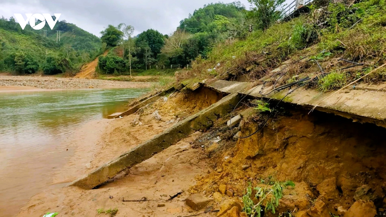 Đà Nẵng công bố tình huống khẩn cấp do sạt lở bờ sông tại xã A Vương