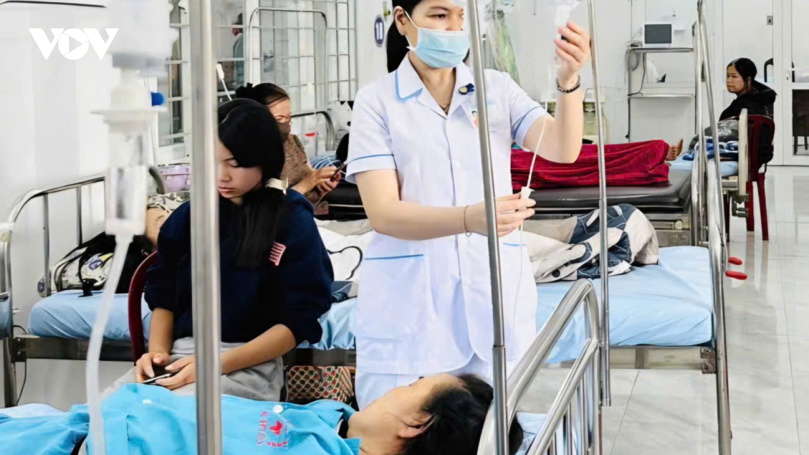 Hàng chục người ở Đắk Lắk nhập viện cấp cứu sau khi ăn bánh mì