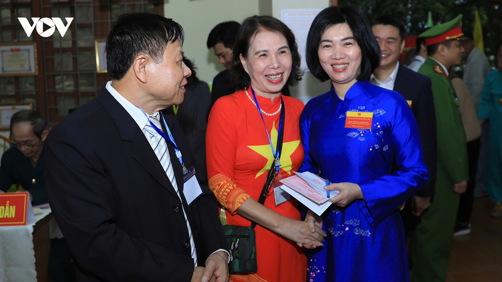 Chủ tịch HĐND TP Hà Nội bỏ phiếu tại khu vực bỏ phiếu số 17, phường Hà Đông