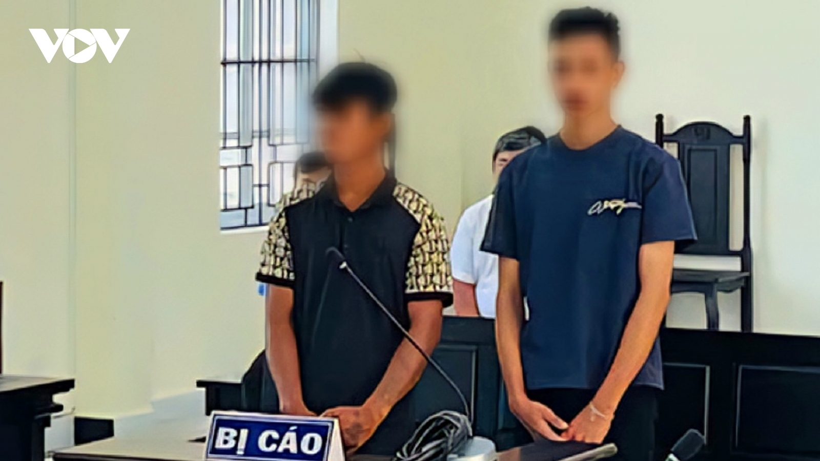 Giả danh công an đi kiểm tra giấy tờ để xin tiền, 02 thanh niên lĩnh án