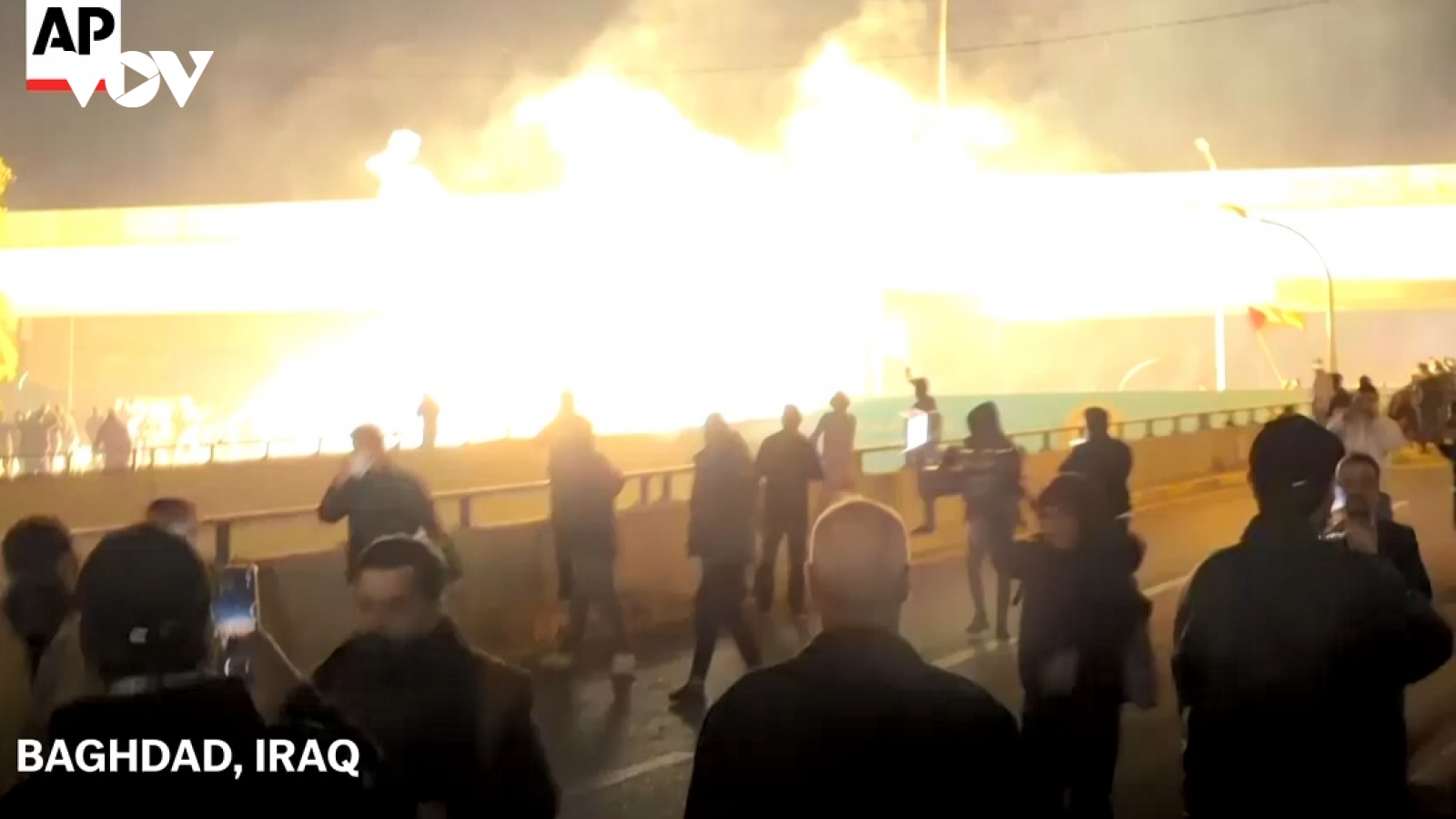Video người biểu tình ủng hộ Iran đụng độ với cảnh sát ở thủ đô Iraq