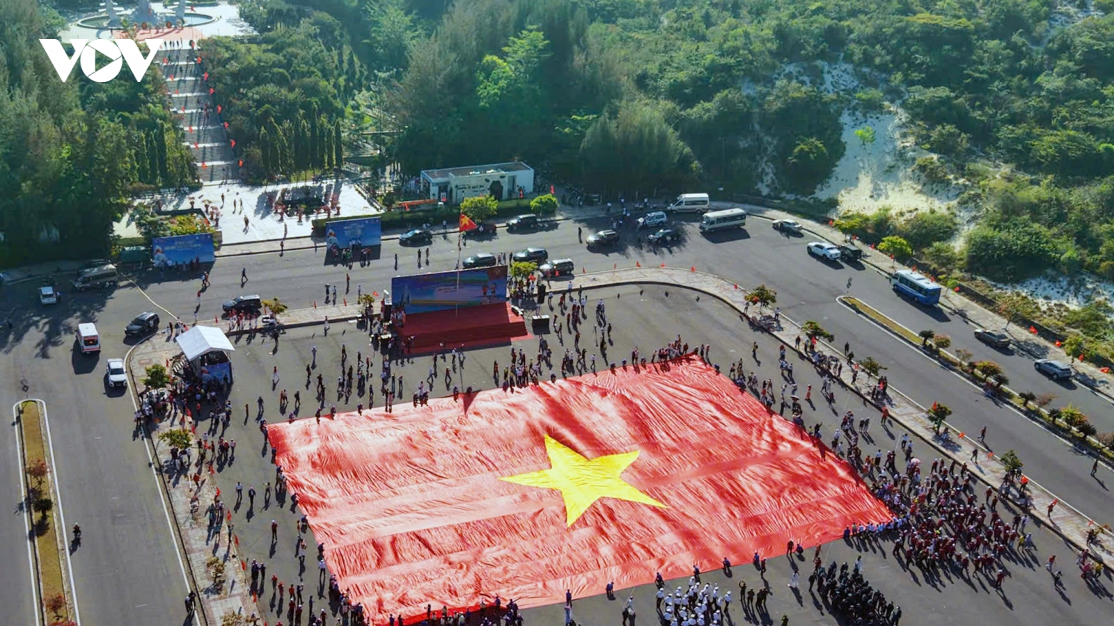 Tiền Phong Marathon 2026: Trang nghiêm Thượng cờ ở khu tưởng niệm chiến sĩ Gạc Ma