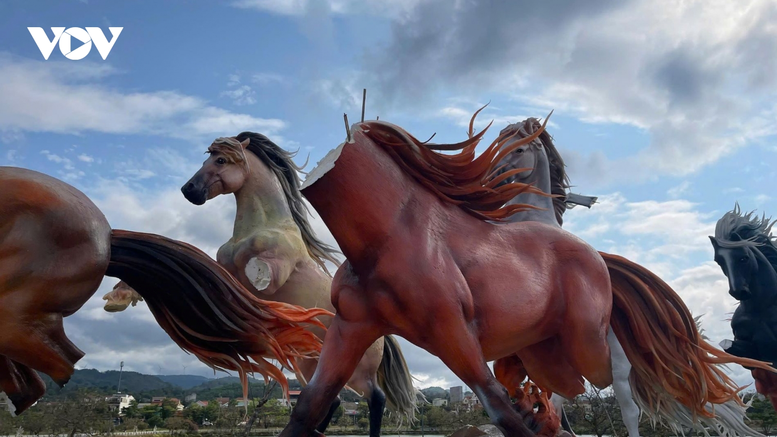 Cụm linh vật “Mã đáo thành công” ở Quảng Trị hư hỏng nghi bị phá hoại