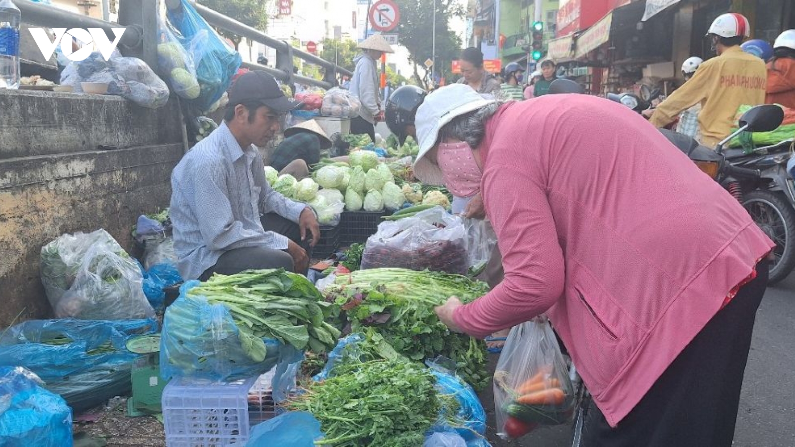 Giá hàng hóa tăng theo giá xăng, người bán “gồng mình” để giữ khách