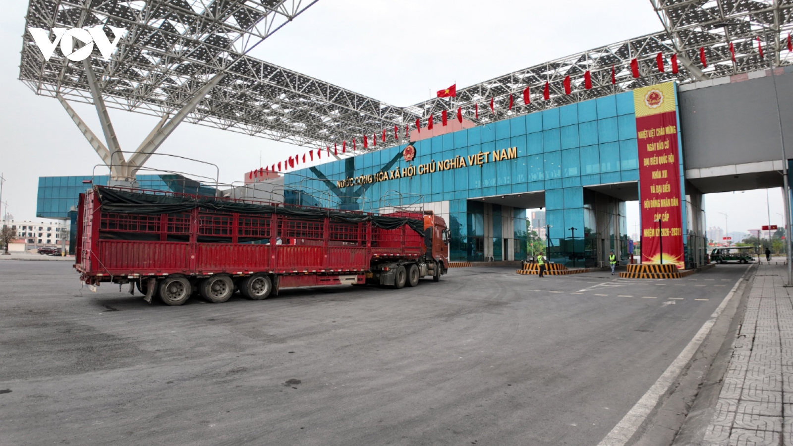Mong Cai International Border Gate adjusts entry-exit lanes