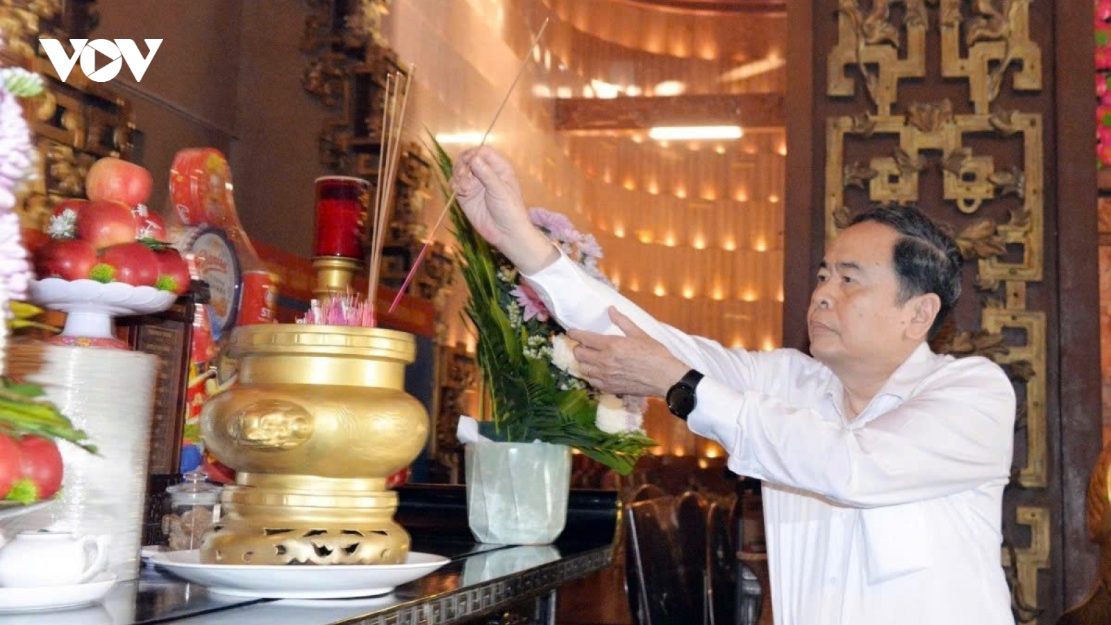 Top legislator pays tribute to martyrs in Ho Chi Minh City