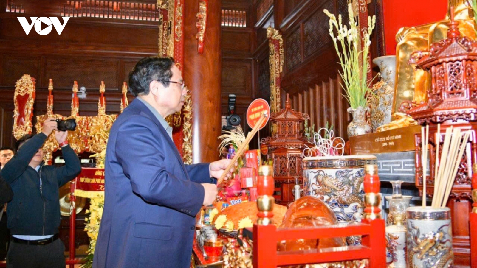 PM pays tribute to President Ho Chi Minh, fallen heroes in Dien Bien