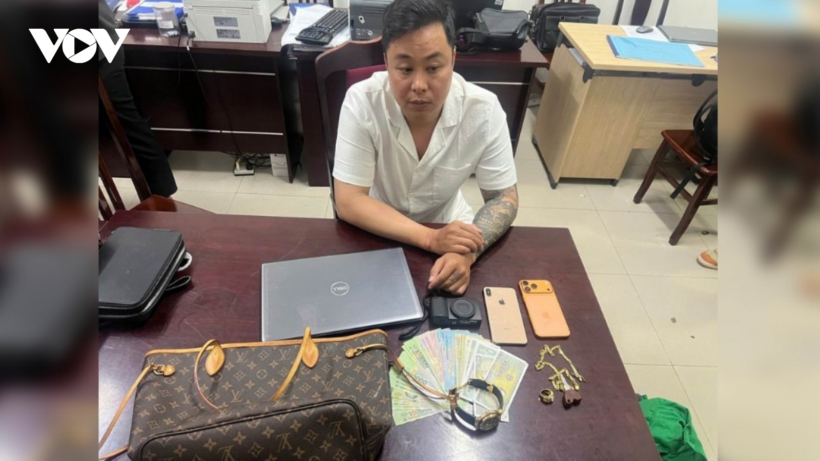 Đập kính ô tô trộm đồ hiệu và trộm xe điện tại khu đô thị