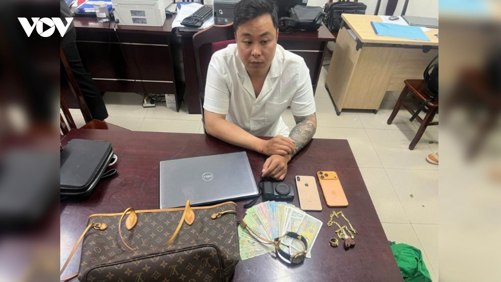 Đập kính ô tô trộm đồ hiệu và trộm xe điện tại khu đô thị