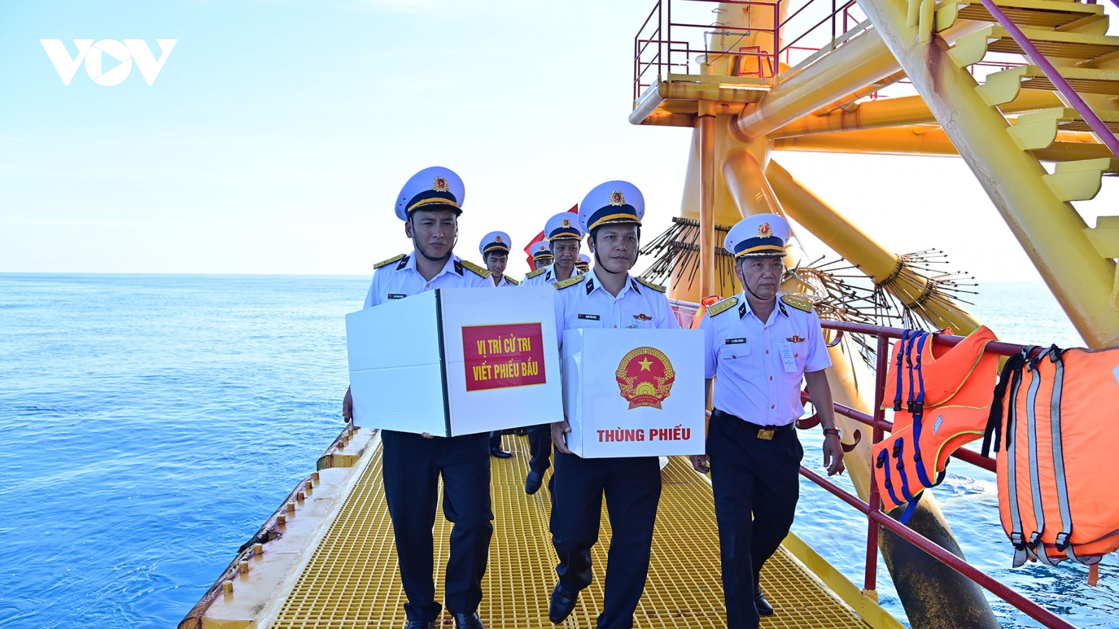 Mang lá phiếu đến với cử tri nơi đầu sóng