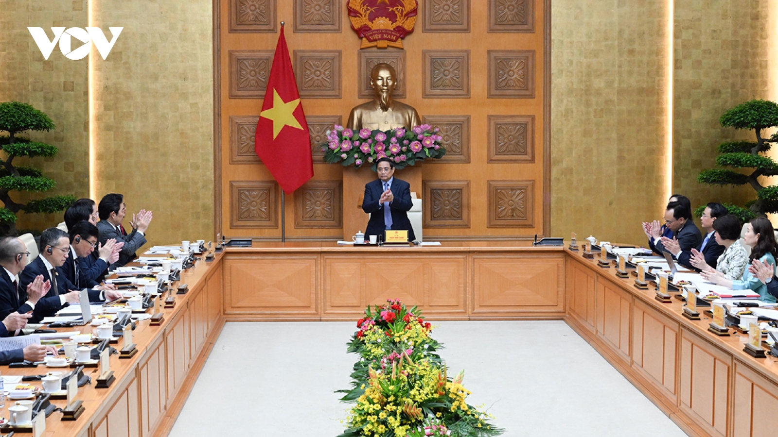 PM holds dialogue with Japanese firms, urges stronger high-tech cooperation