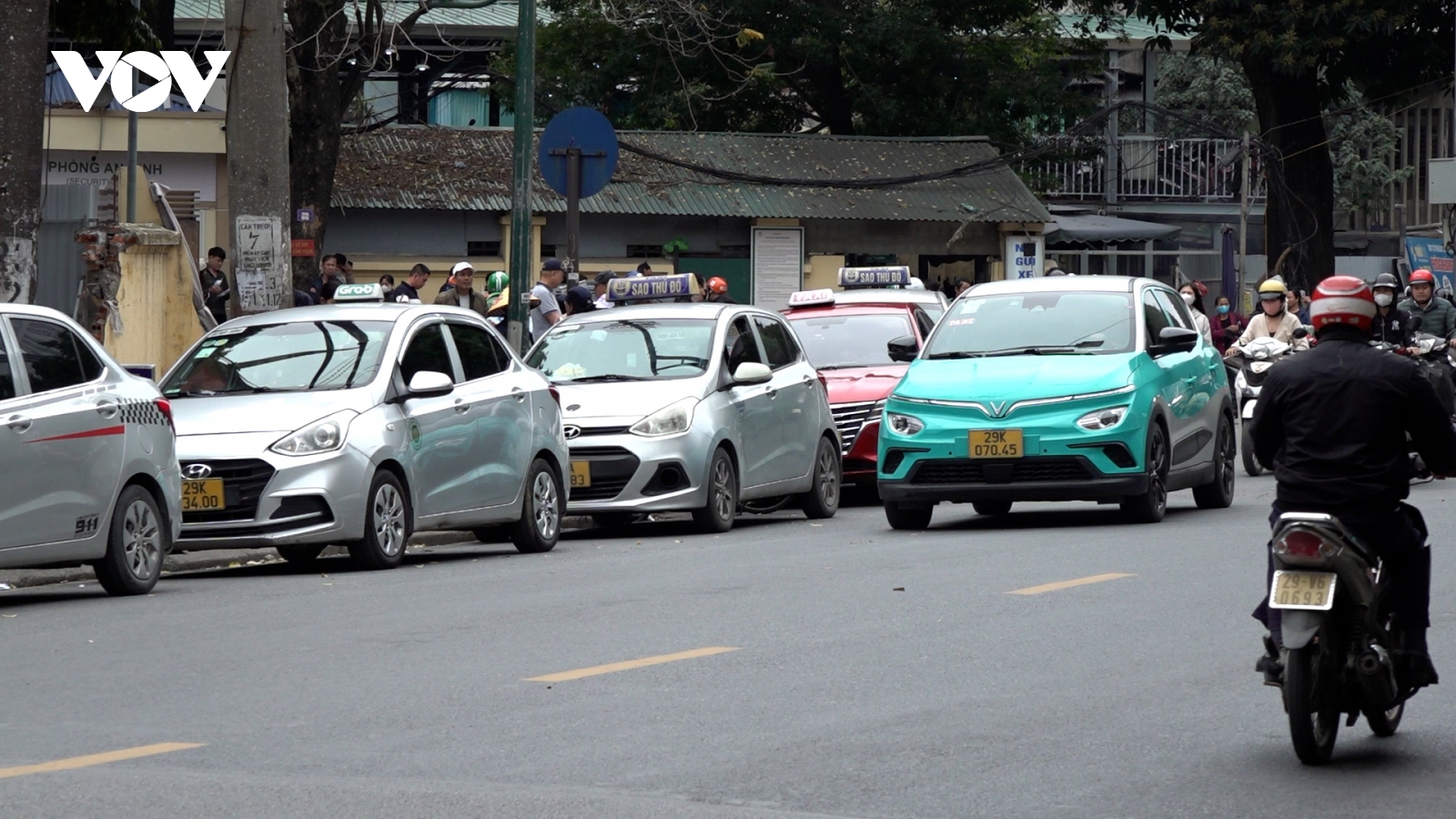 Hà Nội chuyển taxi xăng sang điện vào năm 2030, tài xế vừa mừng vừa lo