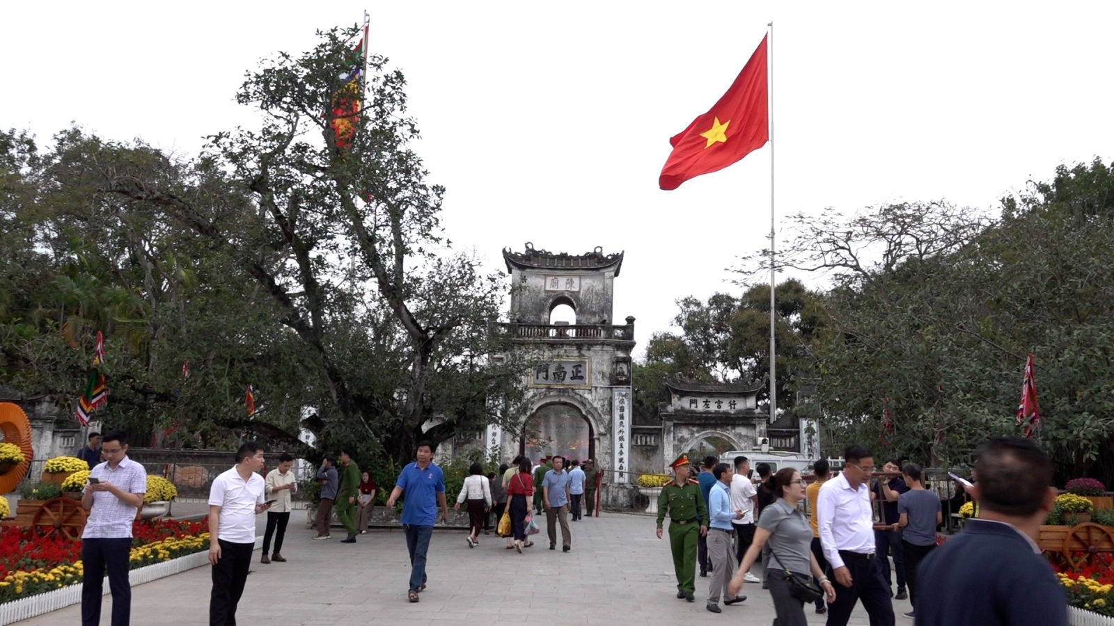 Đền Trần trước giờ G: Dòng người nối dài đổ về cửa đền