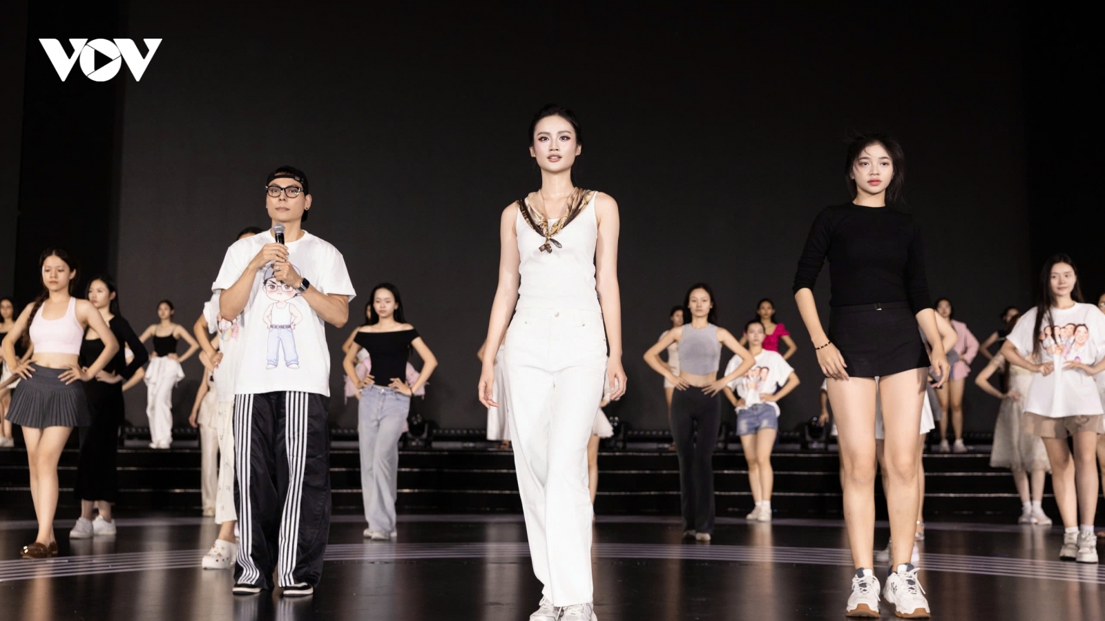Ý Nhi, Minh Kiên luyện tập cho đêm chung kết Miss World Vietnam 2025