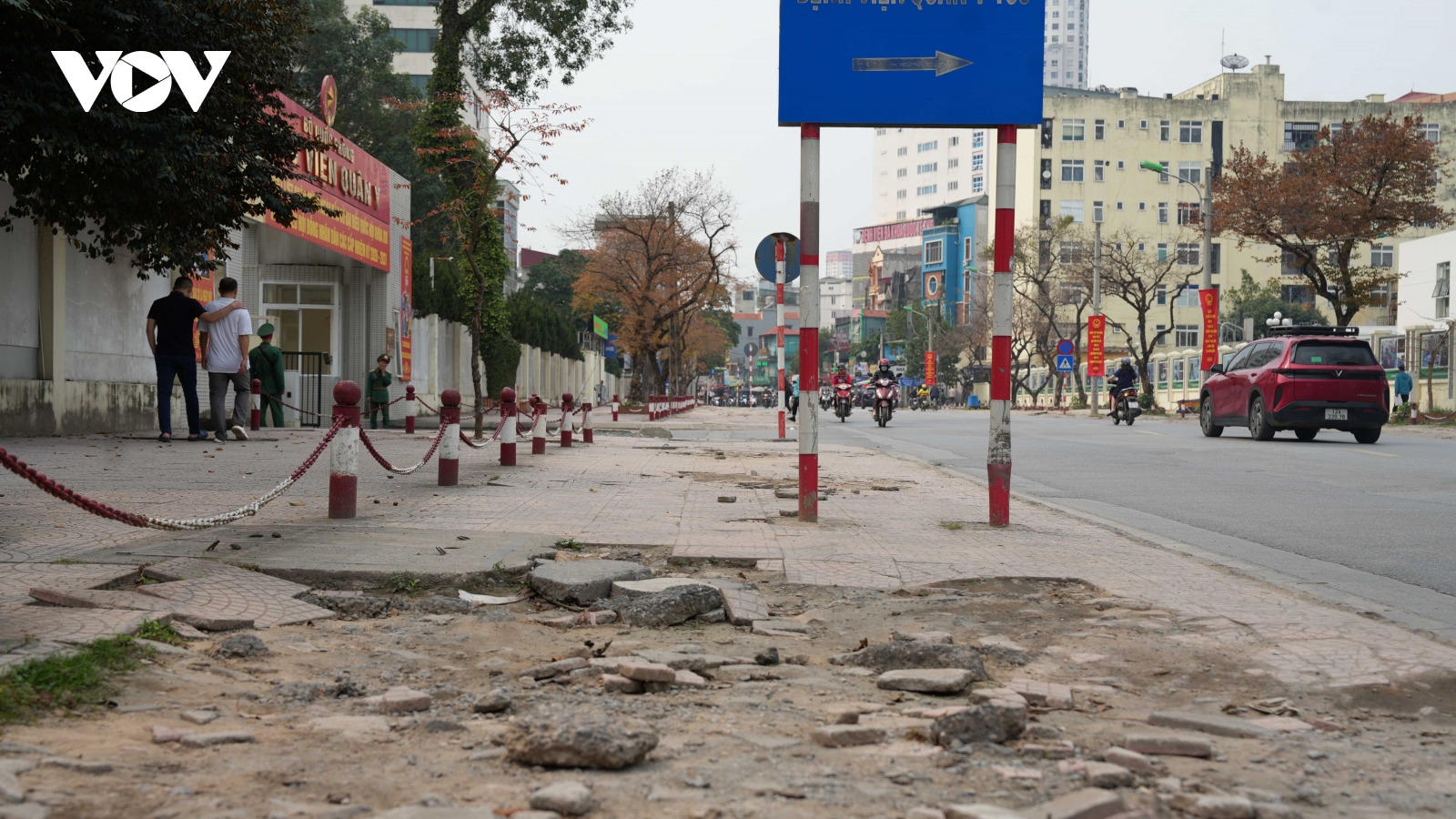 Hà Nội: Vỉa hè đường 70 nát bươm, người đi bộ phải xuống lòng đường