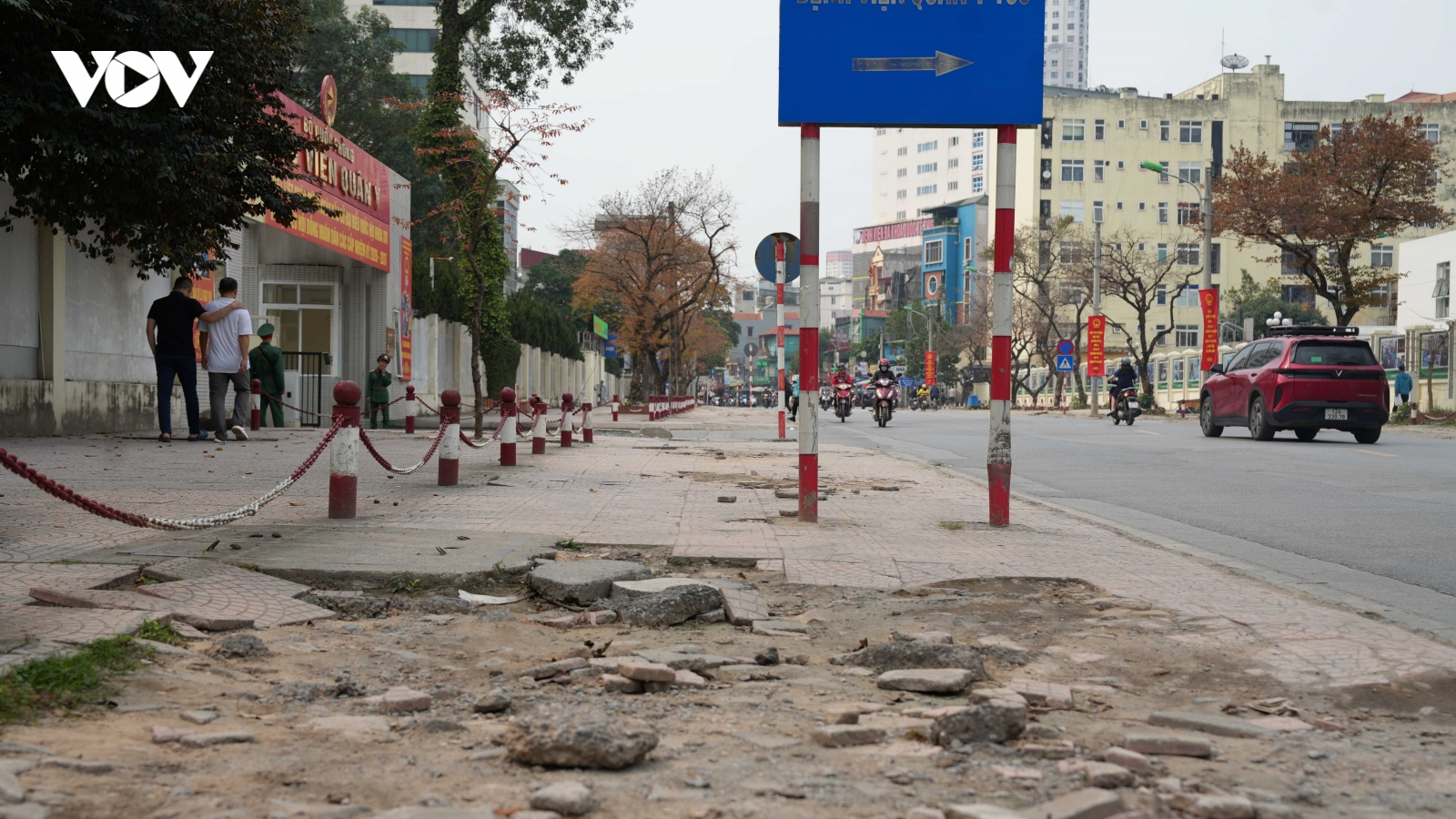 Hà Nội: Vỉa hè đường 70 nát bươm, người đi bộ phải xuống lòng đường