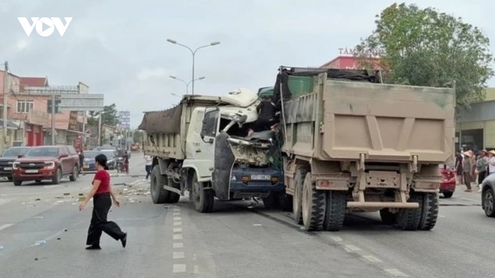 Tài xế tử vong do tai nạn liên hoàn trên Quốc lộ 1A ở Nghệ An