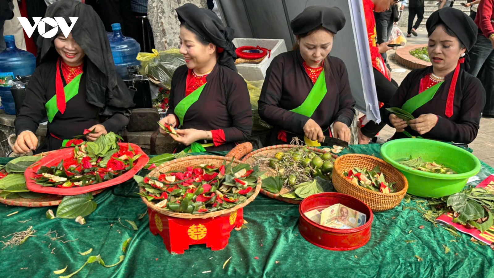 Thưởng thức trầu têm cánh phượng, đậm vị tình của người Quan họ ở hội Lim 2026