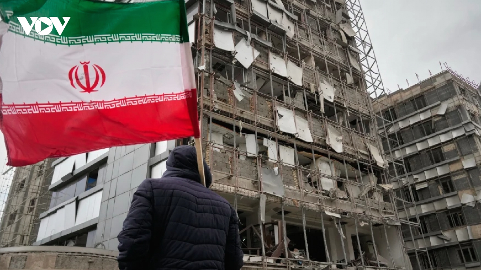 Tên lửa phủ bóng vùng Vịnh: Vì sao khối Arab chưa đáp trả Iran?
