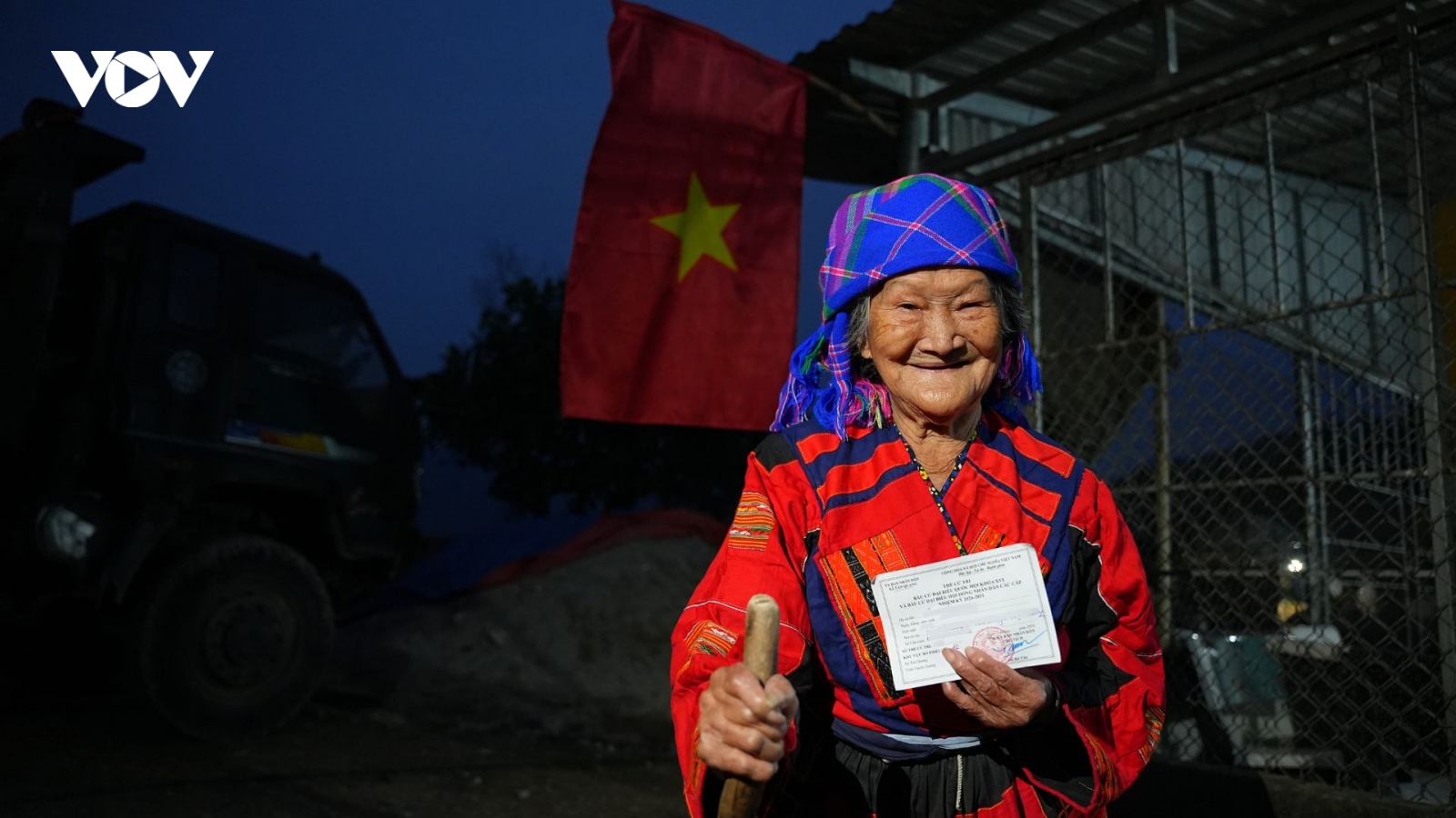 Cán bộ xã vượt núi, gõ cửa từng nhà phát thẻ cử tri tới người dân