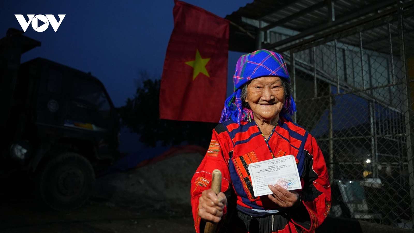 Cán bộ xã vượt núi, gõ cửa từng nhà phát thẻ cử tri tới người dân