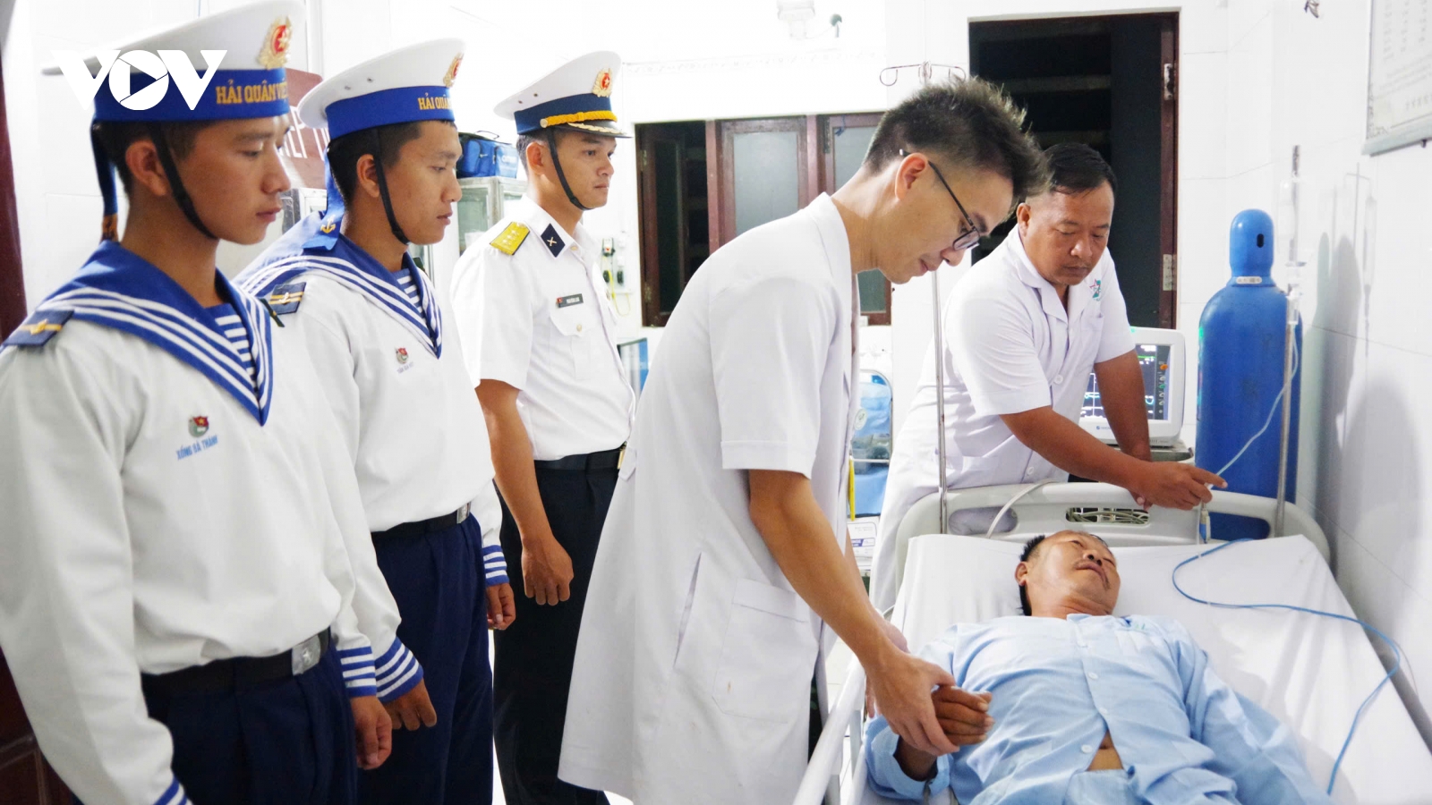 Ngư dân đột quỵ não trên tàu cá được cấp cứu kịp thời tại Trường Sa