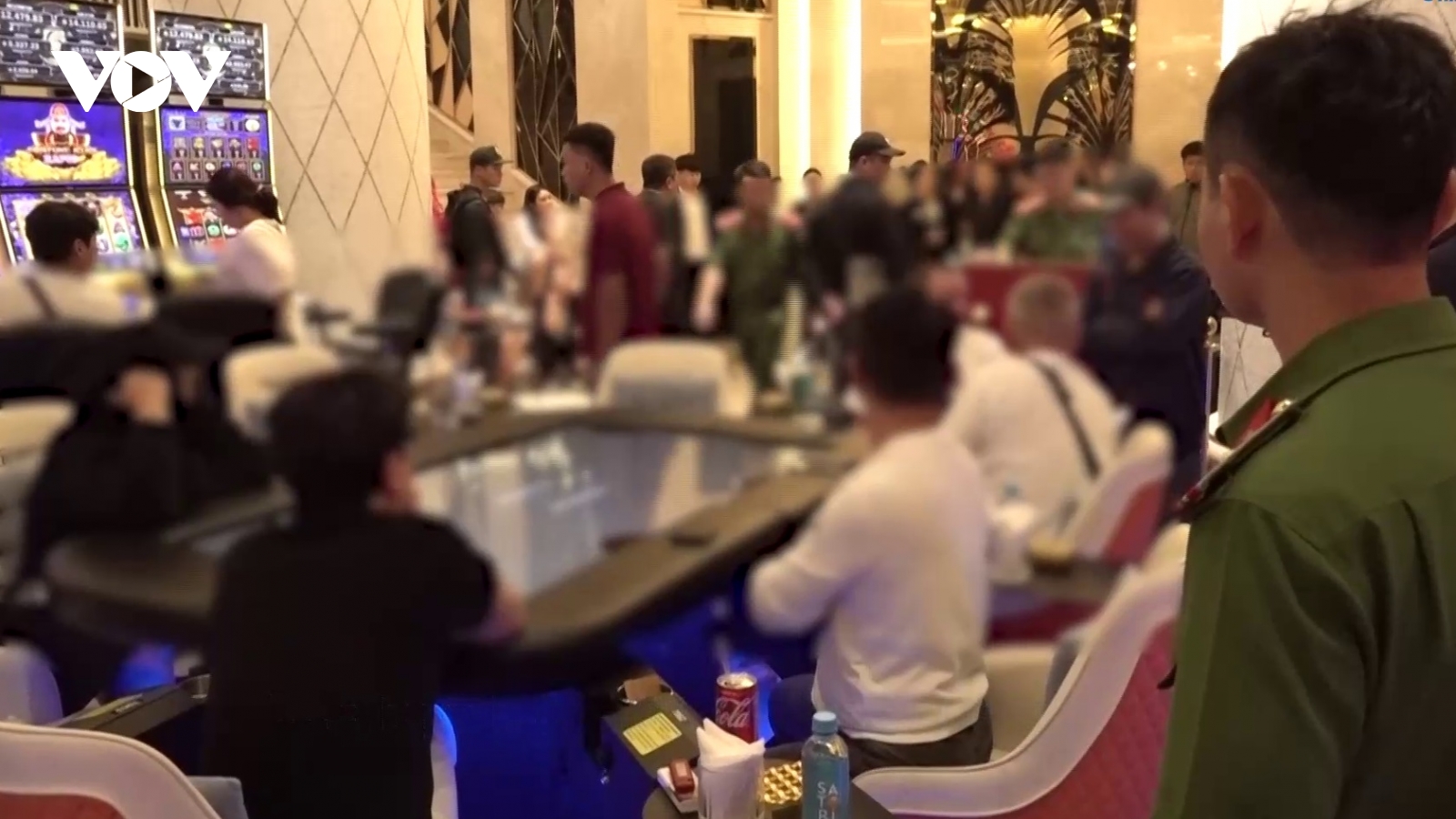 Bắt quả tang 13 người nước ngoài đánh bạc tại tầng hầm khách sạn ở Nha Trang