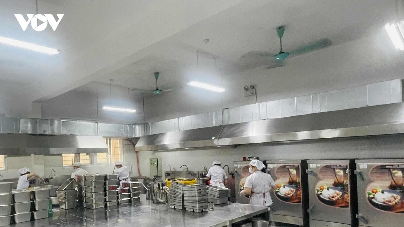 Siết bữa ăn học đường bằng “khung 10 bước”: Có đủ chặn rủi ro từ bếp đến bàn ăn?