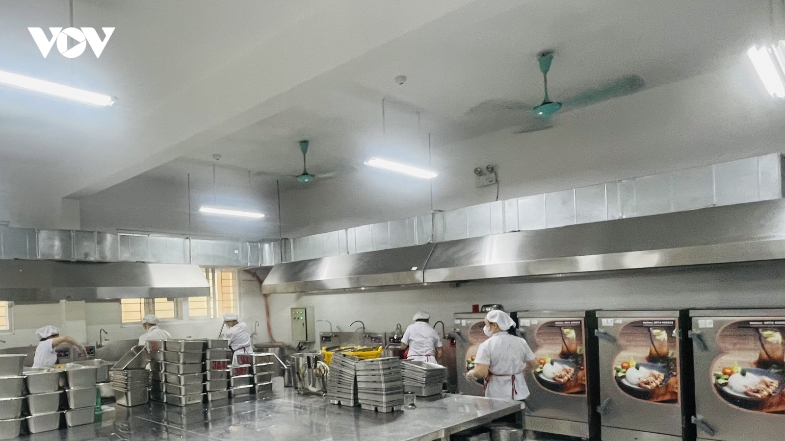 Siết bữa ăn học đường bằng “khung 10 bước”: Có đủ chặn rủi ro từ bếp đến bàn ăn?