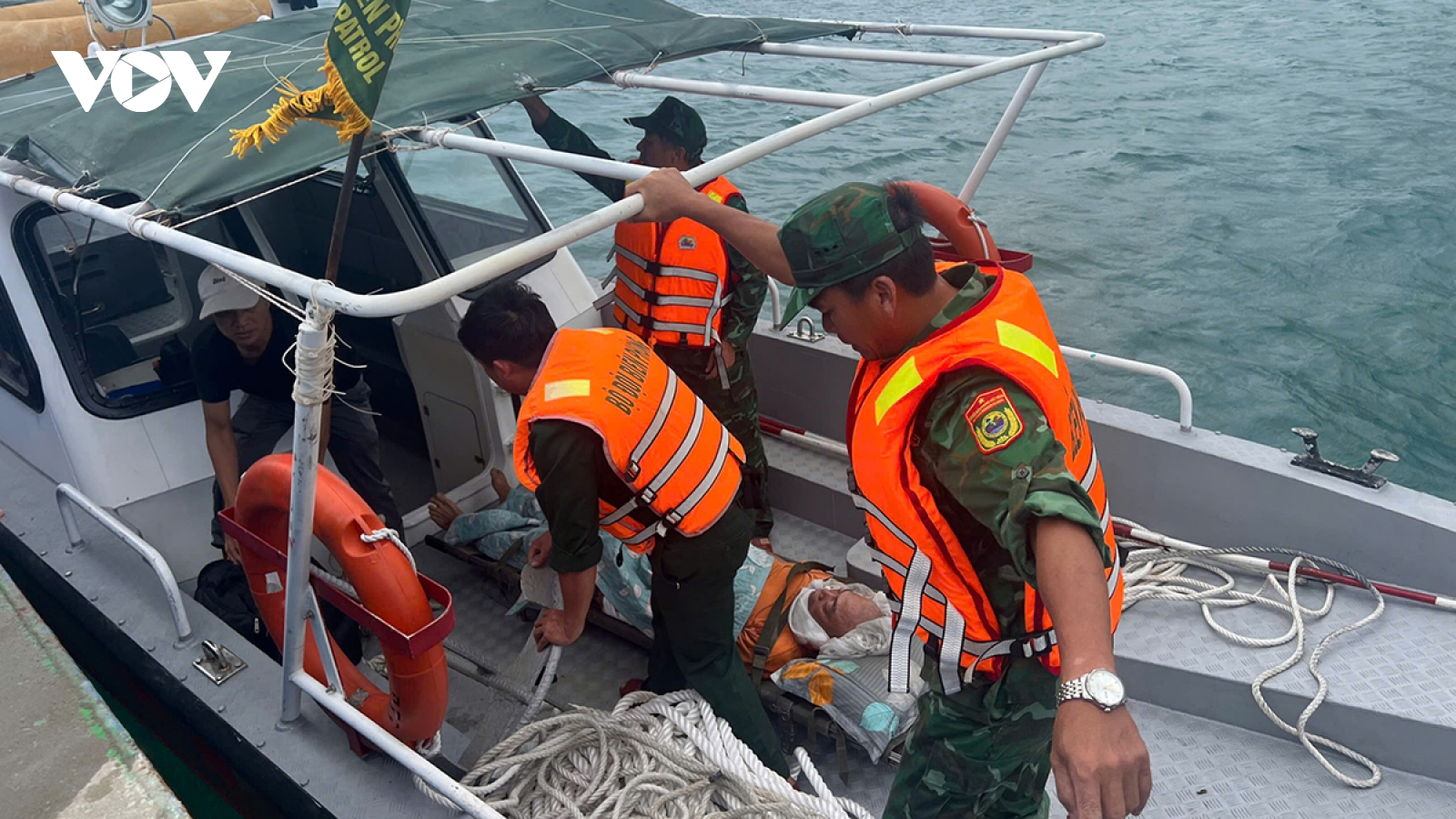Biên phòng Đắk Lắk kịp thời cứu thuyền viên bất tỉnh trên vùng biển Vũng Rô