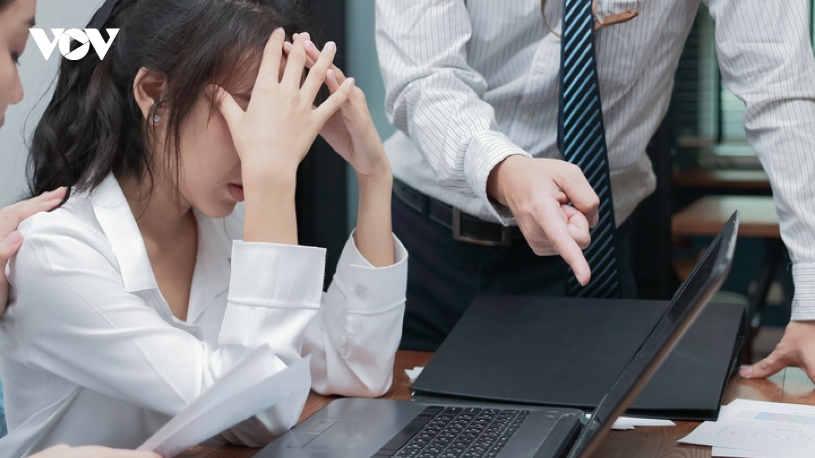 Làm việc với sếp ái kỷ, sức khỏe nhân viên bị ảnh hưởng đến mức nào?
