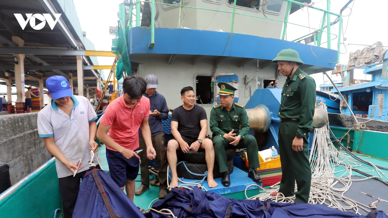 Tuyên truyền ngư dân tham gia ngày hội bầu cử