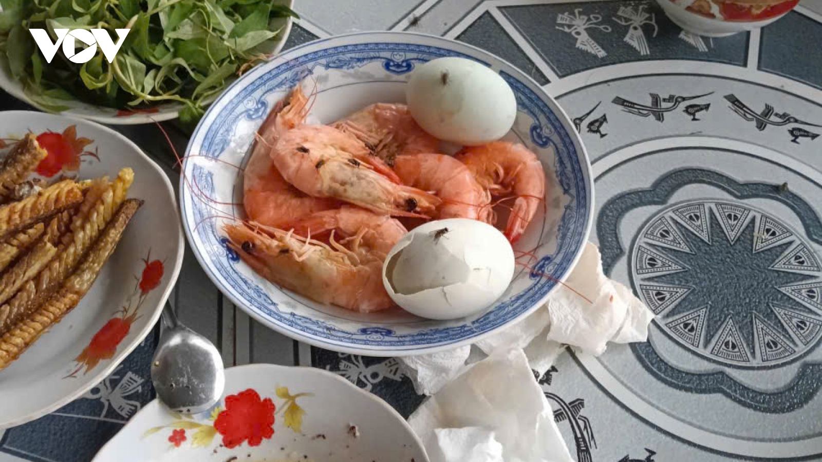 Vì sao nhiều người dân ở Đồng Tháp phải đóng kín cửa nhà khi ăn cơm?