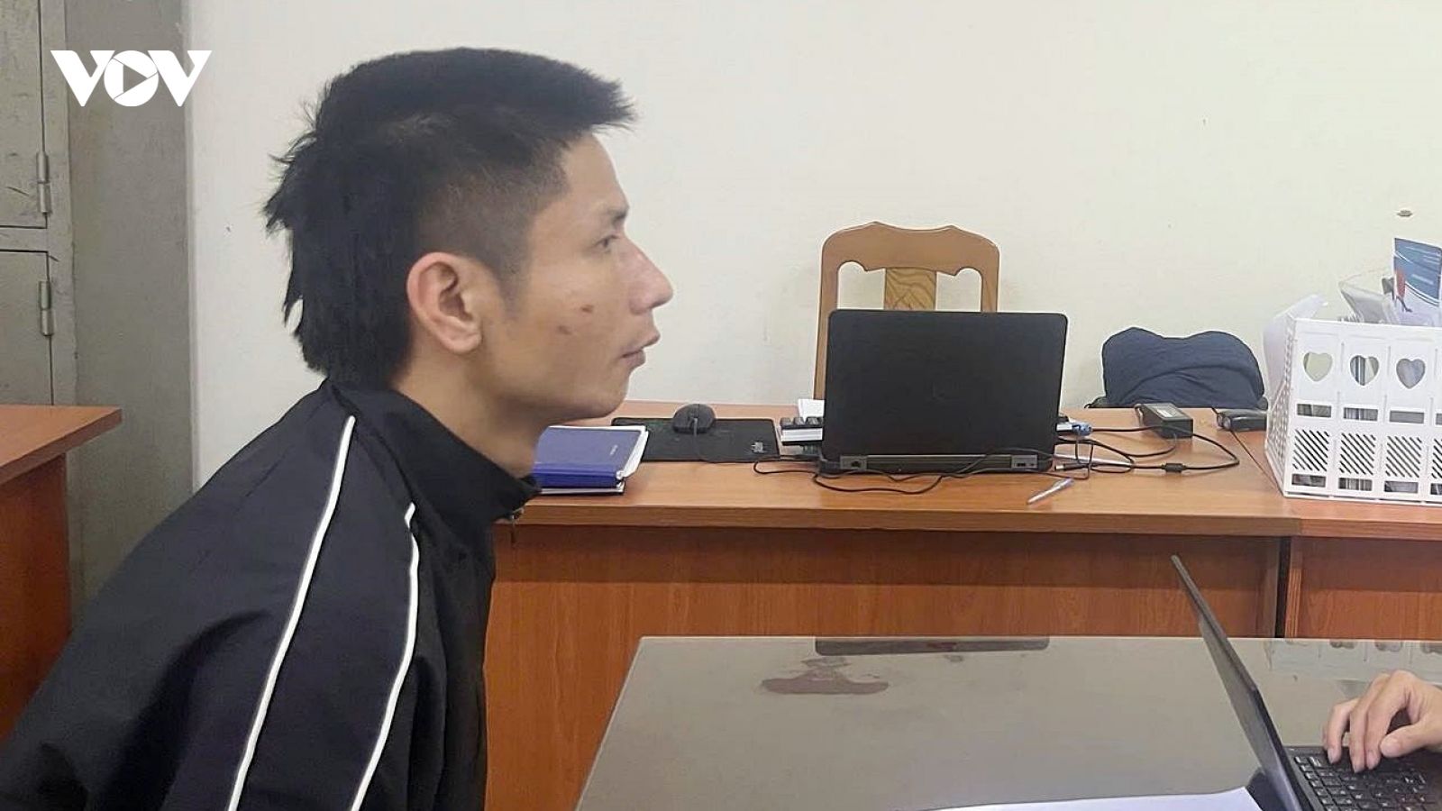 Tạm giữ đối tượng cầm dao bắt người đi đường quỳ lạy ở Hà Nội